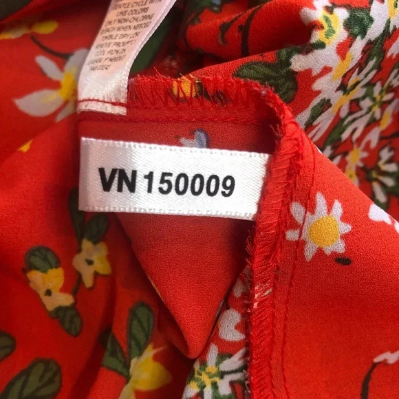 New York And Company Cold Shoulder Top Red Floral Lightweight Womens Size Small - Picture 5 of 14